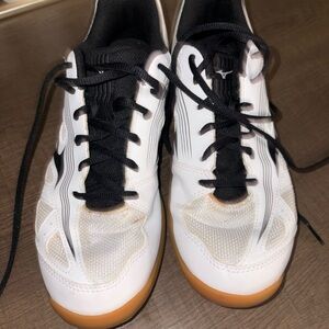 Mizuno Womens White and Black Sneakers with Gum Sole